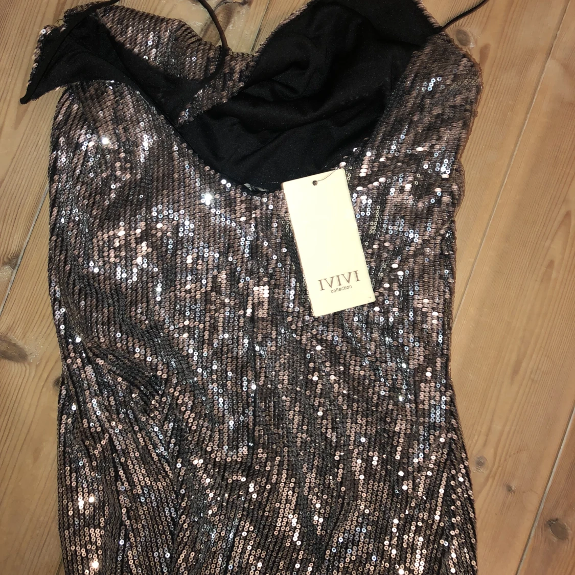 Glittrig klänning - 91