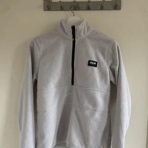 Fleece  - Säljer denna mysig fleece från dope i storlek XS 💙💙