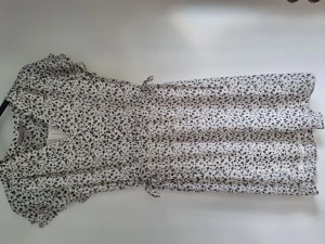 Söt sommarklänning H&M - Använd 1 gång så i nyskick. Storlek 38/M. Knytband på båda sidor. Skickas spårbart.  Rökfritt hem men har hund  Skicjas 