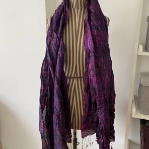 Fin sjal i lila och svart med fransar - Fin sjal i lila och svart med fransar.