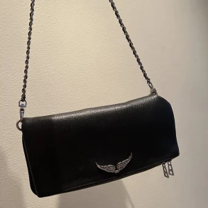 Zadig Voltaire väska  - Säljar min Zadig väska, nypris ca 3400kr säljer för 2500kr. Den är i nyskick och säljer den pga jag aldrig använder den. 