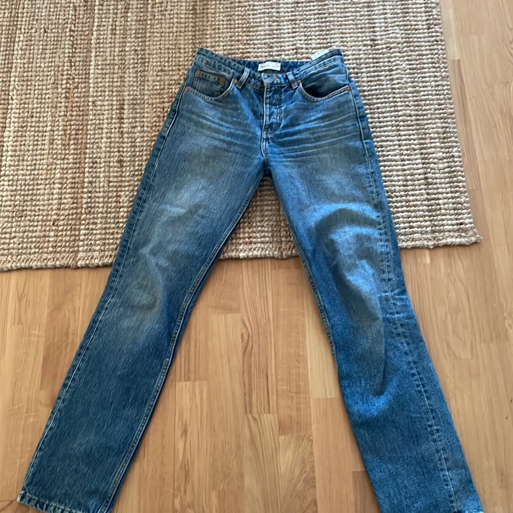 super fina blåa zara jeans i strl 34 💞💞💞köpt för 600kr . Jeans & Byxor.