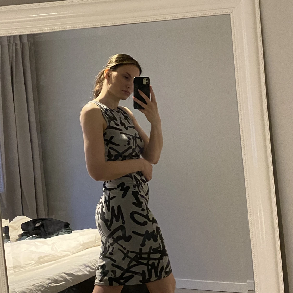 Gråsvart knälång klänning  - 90