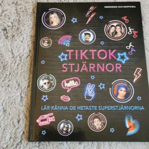 Bok Tiktok Stärnor - En bok om massa Tiktok stjärnor av Malcom Croft. 