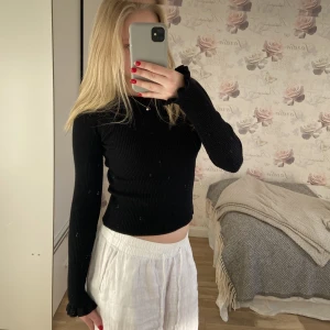 bikbok tröja  - Tunn ribbstickad topp med volangärmar, xs men stretchig så passar mig som är s