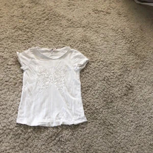 Fjärils tröja  - Säljer en för liten fjärils tröja som glittrar ✨ 