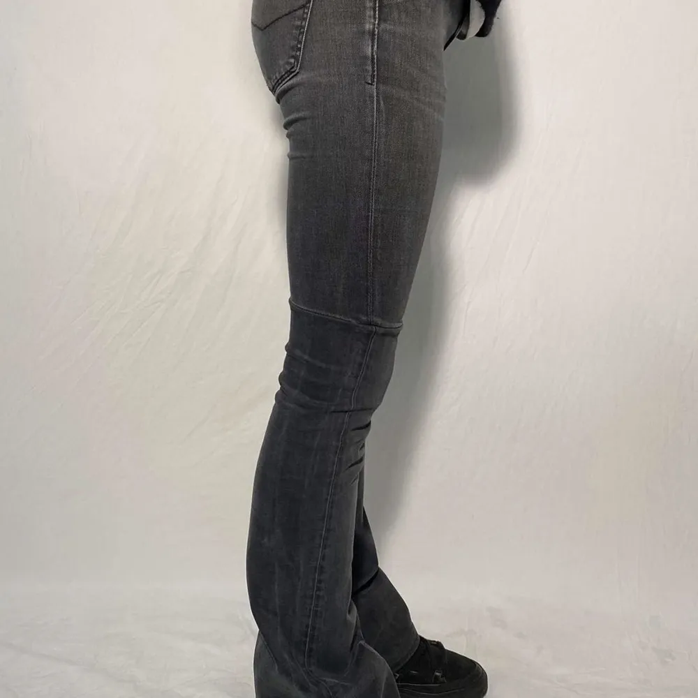 Omsydda, unika och snygga lågmidjade bootcutjenas. Jeans & Byxor.