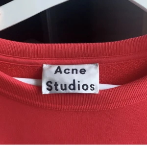 Acne tröja  - Säljer då min acne tröja eftersom jag inte använder den.  Nypris: 2000 kr 