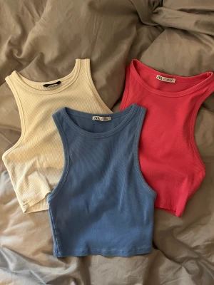 Söta toppar - Toppar från zara & shein. Vita lite mer använd, blå och rosa knappt använda alls. Strl s på alla. Säljer för 40kr/styck, alla tre för 90kr.