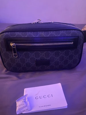 gucci midjaväska - idag säljer jag min väska för jag har slutat tagit på mig väskor den är ny fin 