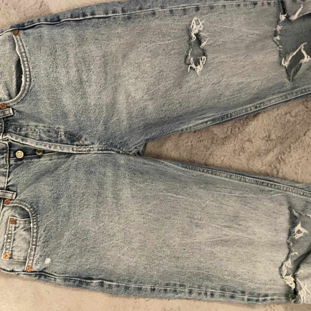 Fina midrise jeans ifrån zara som tyvärr är förstora för mig!😢😢. Jeans & Byxor.