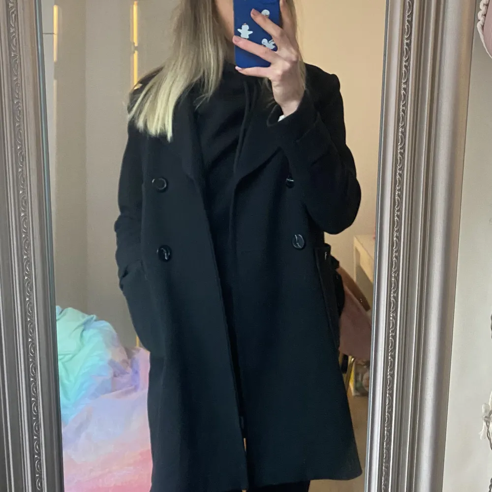 Säljer nu min svarta kappa med stilren modell, lagom längd och sparsamt använd, väldigt bra skick! Säljer då den inte är min stil längre så använder den knappt❤️. Jackor.