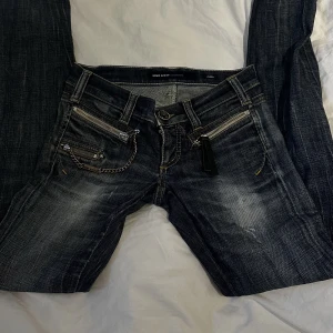 Miss Sixty low waist jeans - Supersnygga low waist jeans från miss sixty. Sitter superfint men jag har tyvärr växt ur dem, därav inga bilder på. I storlek 24 så sitter som en xs. Regular fit och är inte ”skinny”. Snygga detaljer med kedjor och dragkedjor. Midja 36 cm, Innerben 80cm 