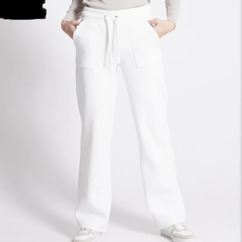 Vita mjukisbyxor från Lager157. Storlek M. Jeans & Byxor.