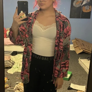 Tosa mönstrad skjorta stl L - Jag är inte säger på vart den är ifrån men den är jättesnygg och skönt material, inget fel på den om fler bilder önskas så skriv i dm:) 100kr