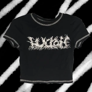 T-shirt med tryck - En t-shirt med tryck. Säljes då den ej används :). Magtröjad