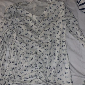 tröja - fin tröja super bra kvalite inga defekter lite urringad