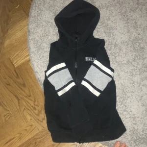 Nike air hoodie - Köpt på JD sports Okej skick andvänd typ 9 gånger  Stl: M Nike air hoodie! Tar swish 