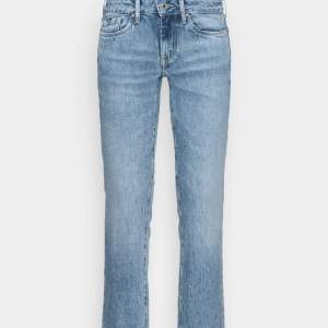 Säljer dessa skitsnygga jeans från pepe jeans i lågmidjad modell. Jättesköna och sparsamt använda. Nypris 950kr 