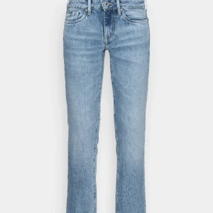 Lågmidjade jeans - Säljer dessa skitsnygga jeans från pepe jeans i lågmidjad modell. Jättesköna och sparsamt använda. Nypris 950kr 