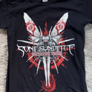 Cool t shirt  - En t shirt med coolt tryck, det är troligen en bandtröja men har inte koll på bandet. Storlek S. Frakt tillkommer 