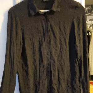 Skjorta strl.34 - Svart skjorta från Gina i storlek 34, knappt använd