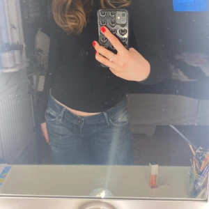 Lågmidjade jeans - Lågmidjade jeans med slits nedtill