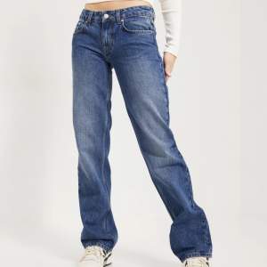 Så fina jeans från Nelly i storlek 32 eller 34. Jag köpte dem för ett tag sedan och kommer inte ihåg vilken storlek (står inte i dem). Så bara att fråga om mått! Jag säljer dem eftersom dem är för långa för mig som är 166 lång med ganska korta ben! 