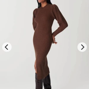 Adoore klänning - Stickad klänning Adoore Verbier i brun. Stl 38. Använt men fint skick💕 kan gå ner i pris vid snabb affär. 