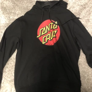 Santa cruz  - Hoodie ifrån carlings
