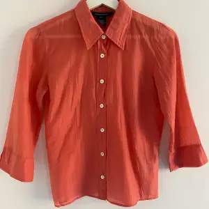Skjorta från club Monaco i aprikosfärg. Storlek xs i mycket fint skick. Finns att hämta i vasastan eller frakt. 