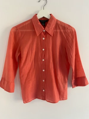 Skjorta club Monaco  - Skjorta från club Monaco i aprikosfärg. Storlek xs i mycket fint skick. Finns att hämta i vasastan eller frakt. 
