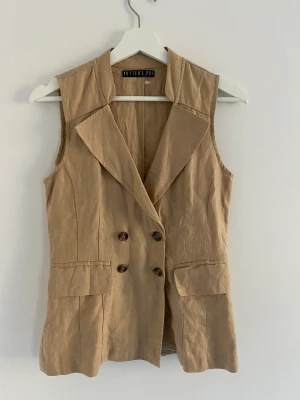 Linne kavaj M - Linnekavaj i beige färg i mycket fint skick. Finns att hämta i Vasastan eller frakt. 
