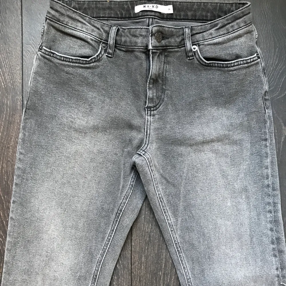 Helt oanvända jeans i grå tvätt från Moa Mattsons kollektion för NA-KD. Normalhög midja och raka i benen med en liten slits vid foten :) Orginalpris är 600. Jeans & Byxor.
