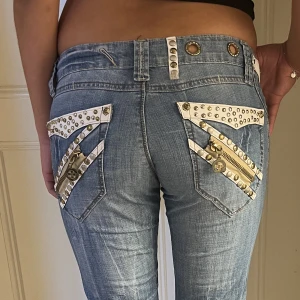COOLA jeans!! - Så coola jeans med världens snyggaste detaljer!! Min kompis på bilden är 167❤️‍🔥❤️‍🔥 sitter som 36 i zara jeans Midjemått:78cm Innerbenslängd:82cm