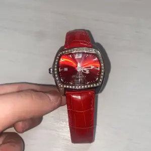 Röd fin klocka bra skick ungefär 18 år gammal. 