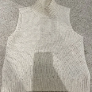 Tröja  - Ett fint stickat ”linne” med polo som inte har kommit till användning på ett tag💞