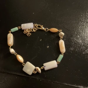 Armband - Säljer detta armbandet då de inte är min stil🤍Endast använt den en gång🤍 Guldig kedja med pastellfärgade pärlor🤍