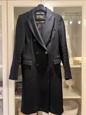 Zara Manteco Ull Kappa perfekt skick storlek 38 - Zara Manteco Ull kappa perfekt skick storlek 38  Sällan använd fantastiskt skick Köpt för 1200:-