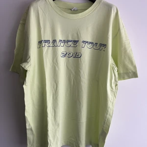 Limegrön t-shirt - Tisha från & Other Stories i bra skick! Älskat denna så mycket men använder tyvärr inte längre 