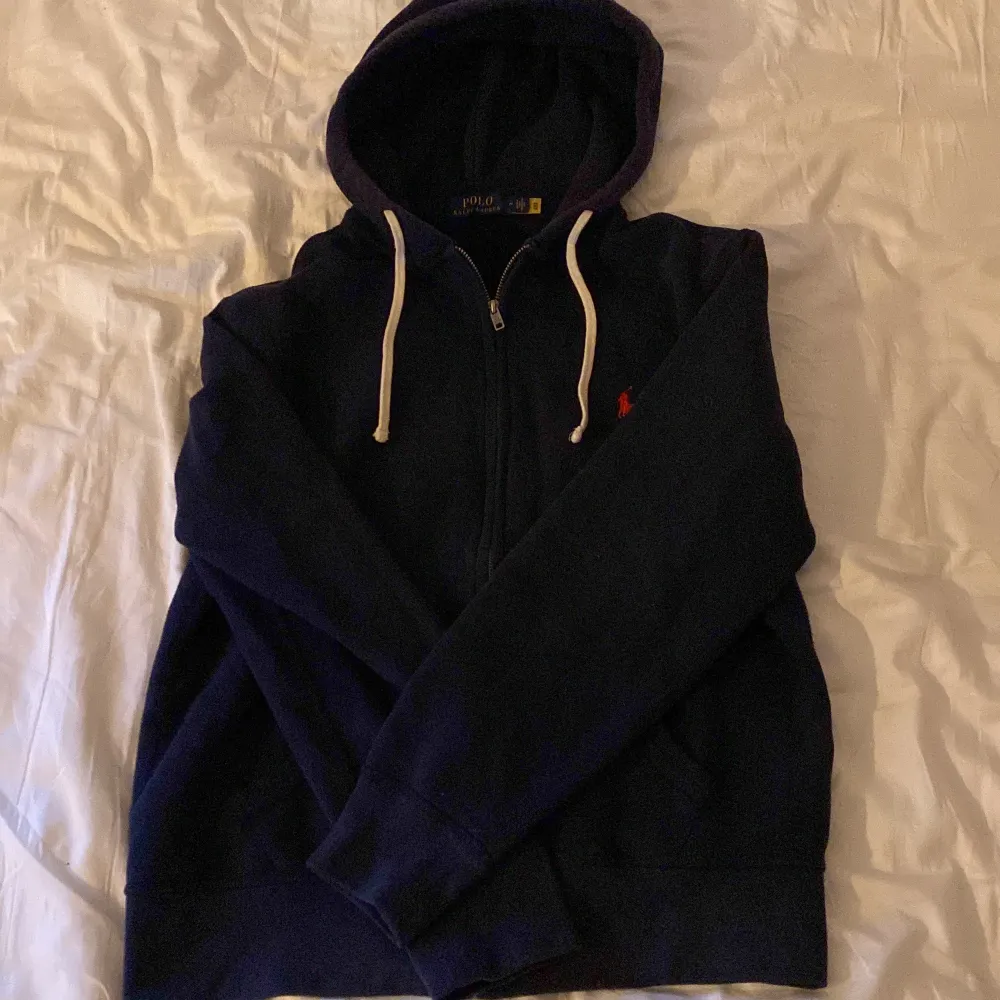 Nypris: 1795kr Jag är 184 cm lång och den är snäppet för liten vilket är varför jag säljer den. Hoodies.