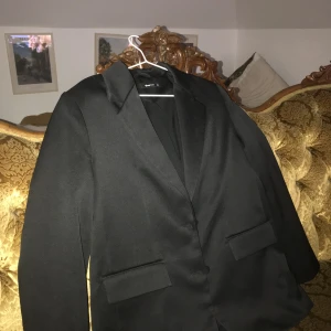 Oversized kavaj - Använd ett fåtal gånger, den är i nyskick. Köpte för 500kr och säljer för 300kr exklusive frakt.💓