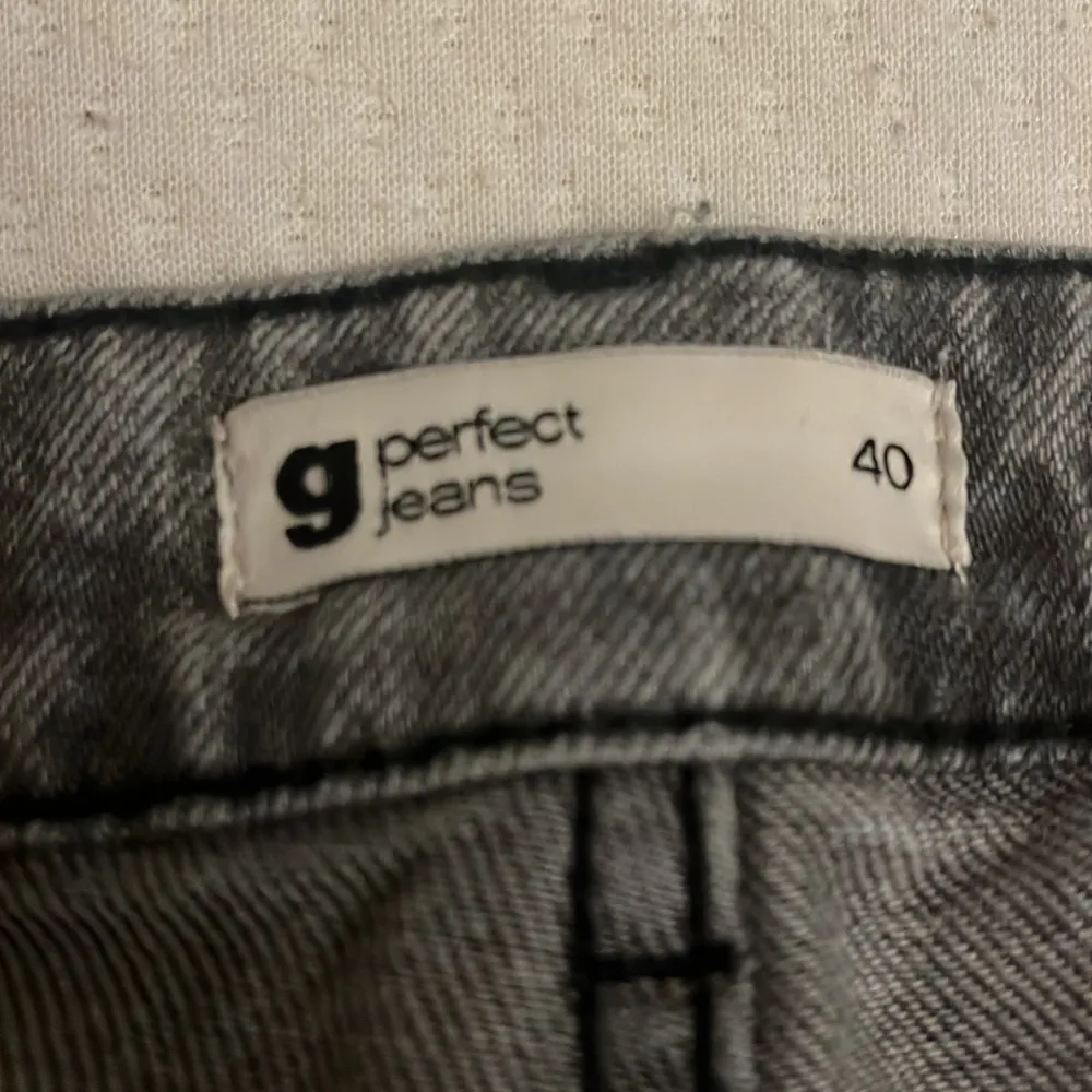 Säljer min gråa Gina tricot jeans då dom är alldeles för stora för mig. Använda ett få tal gånger. . Jeans & Byxor.