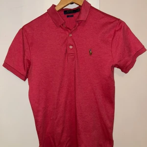 Polo Ralph Lauren pikétröja  - Säljer denna polo Ralph Lauren pikétröja som är i ett väldigt gott skick. Modellen är slim fit. Har även i andra färger. Vid köp av flera, kan ni få ett bättre pris. Har ni några funderingar är det bara att höra av er.