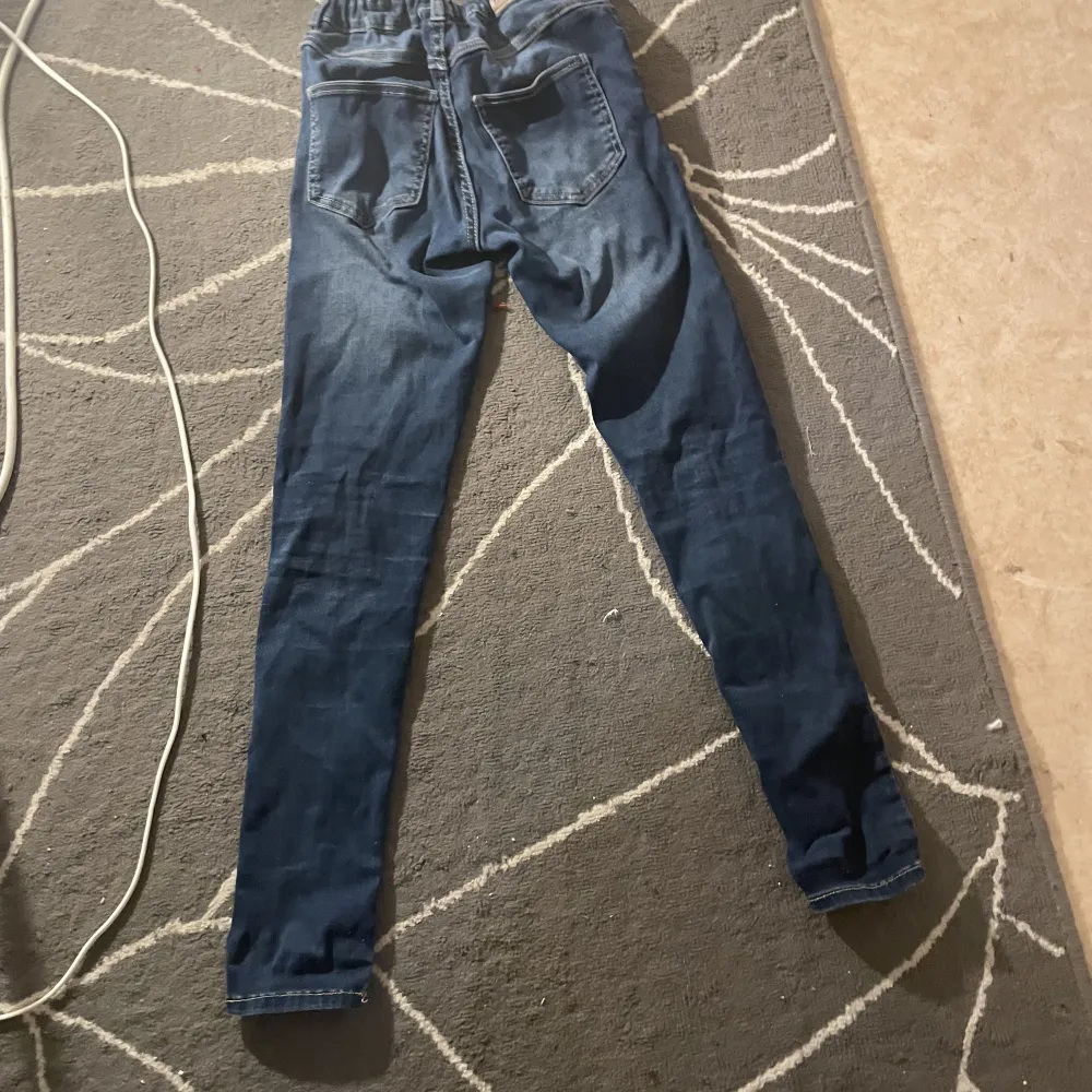 Jag har använt typ 2 3. Den är ny tvättat och inga hål o inga fläckar på den  . Jeans & Byxor.