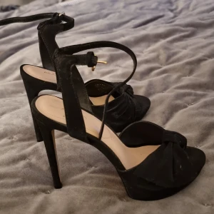ALDO klackar st 37 NYA - Helt nya skor från aldo i suede textil  stl 37 och endast testade hemma 