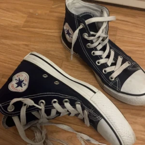 Converse  - Marinblå/svarta converse, knappt använda. Köparen står för frakten