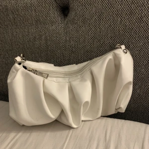 Vit väska - Vit väska, får plats med mycket. Säljer då jag har många andra väskor jag använder. 