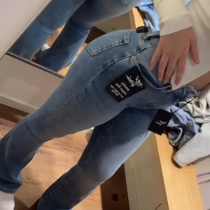 BikBok Bootcut jeans - Bootcut jeans från BiBok i stl S. Perfekt längd till mig som är 160 men kommer inte till användning. Lite urtvättade. Köparen står för frakt ❤️