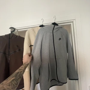 Nike tech (Old season) - Nike tech fleece  Fint skick Nypris 1200kr Begagnad 559kr